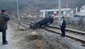 Опел се преобърна върху жп линията на пътя за Две могили