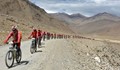Защо 500 монахини карат колела из Хималаите
