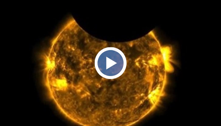На кадрите се вижда как Луната и Земята едновременно застават пред слънчевия диск
