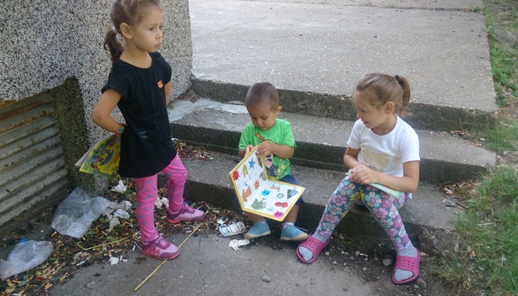 Мизерията ни заобикаля навсякъде, но и децата ни играят в нея