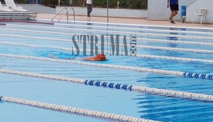 62-годишният Яне Петков, известен като "Човекът - амфибия" направи опит да запише нов рекорд на Гинес, плувал е със завързани ръце и крака
