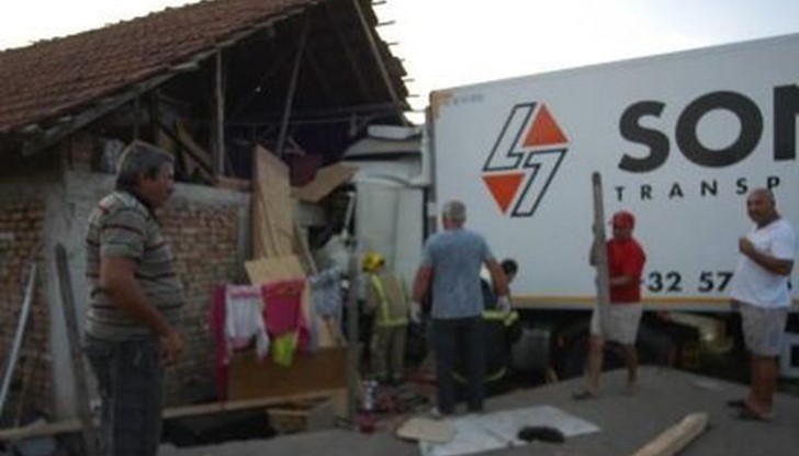 Камионът са забил в дома, разпилял хора и премазал част от тях