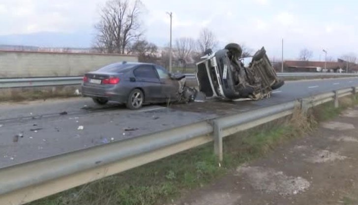 Още трима са ранени след като Лада се е блъснала в микробус / Снимката е илюстративна Още трима са ранени след като Лада се е блъснала в микробус / Снимката е илюстративна