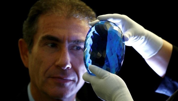 Камъкът тежи близо 2 килограма и струва милиони Камъкът тежи близо 2 килограма и струва милиони