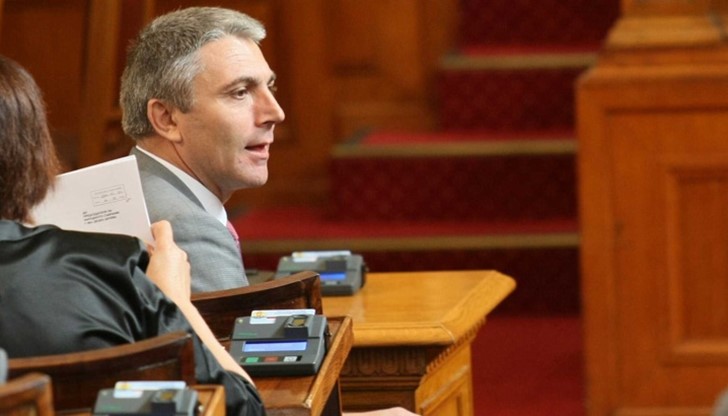 Депутатите на ДПС напуснаха тази сутрин пленарната зала след началото на бурни дебати по гледания на второ четене Закон за носенето на облекло Депутатите на ДПС напуснаха тази сутрин пленарната зала след началото на бурни дебати по гледания на второ четене Закон за носенето на облекло