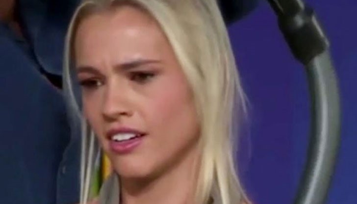 Прахосмукачка вакуумира цялата коса на горкото момиче