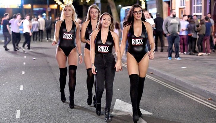 На гърдите им грееше надписът "Мръсно Диско", а дупето бе украсено с "Само не казвай на тати"