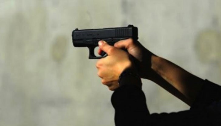 Въоръжен мъж подгони друг с пистолет, стреля и крещи: "Легни по гръб", заяви уплашен свидетел