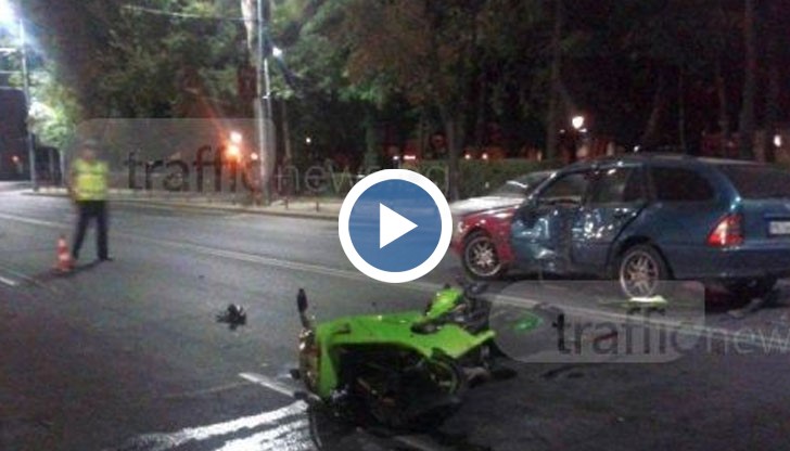 "Мерцедес" отнесе моторист на булевард в Пловдив