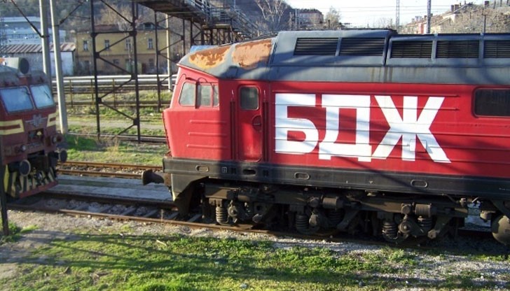 За да могат младите клиенти на националния железопътен превозвач да ползват тази отстъпка, е необходимо да си закупят железопътна карта „Учащ”