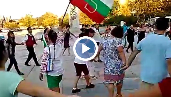 В Пловдив вчера стотици българи играха право хоро в пълна тишина