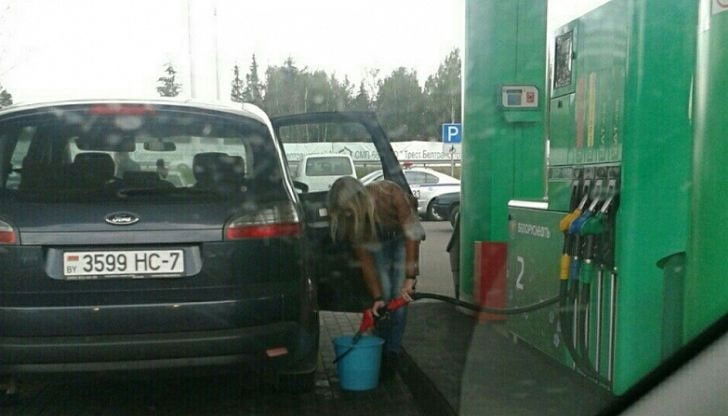 Шофьор помолил блондинката да си зарежда по-бързо "кофата" и тя го приела буквално