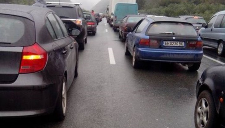 Колона от автомобили се образува по автомагистрала „Хемус“ от разклона за Ботевград