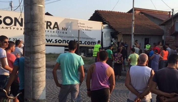 Кабината на камиона е била много смачкана Кабината на камиона е била много смачкана