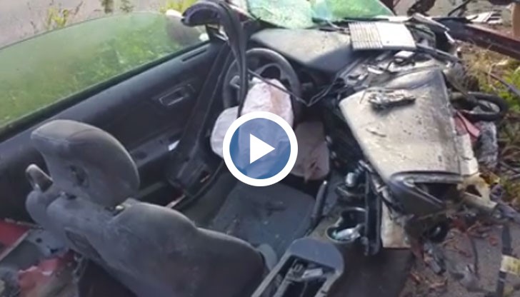 Колата е раздробена, а шофьорът е абсолютно невредим!