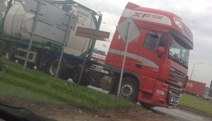 Повече от пет километра достига опашката от тежкотоварни камиони на ГКПП "Дунав мост" Повече от пет километра достига опашката от тежкотоварни камиони на ГКПП "Дунав мост"