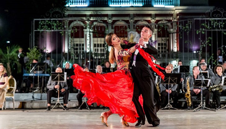 Спектакалът „Русе, танцувай!“ събра професионалисти и аматьори под наслов нека заедно възродим аристократичния дух на стария Русе