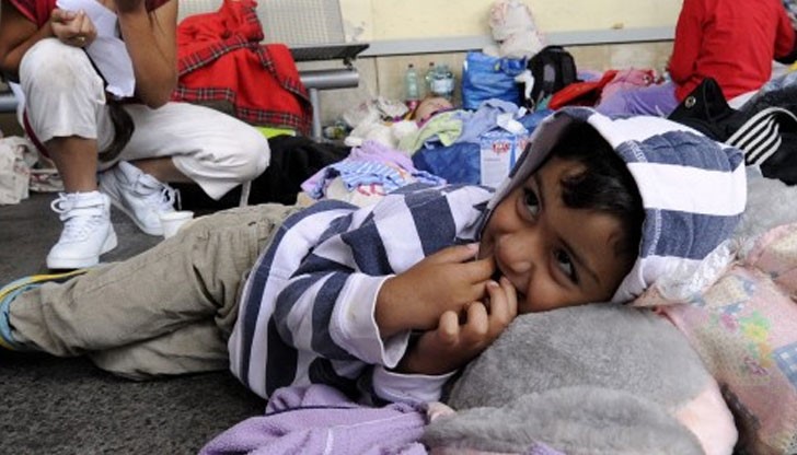 Сириецът изхвърлил през прозореца трите си малки деца и е пребил жена си с тиган