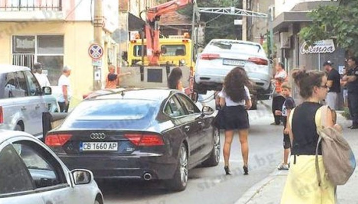 Дамата изпаднала в ярост заради вдигната от "паяк" кола Дамата изпаднала в ярост заради вдигната от "паяк" кола