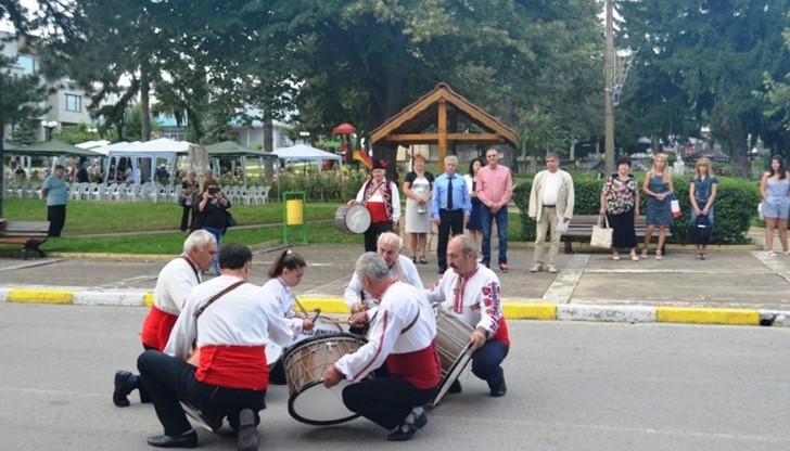 Фолклорният фестивал има състезателен характер и в него взеха участие непрофесионални колективи