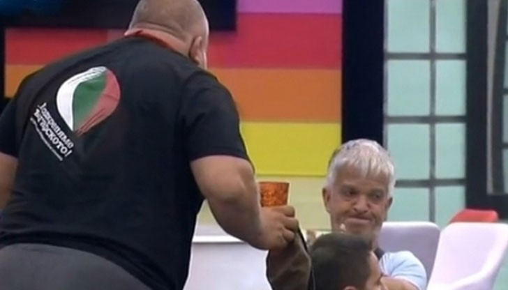 Георги бе недолюбван от съквартирантите, защото често вдигал чашката Георги бе недолюбван от съквартирантите, защото често вдигал чашката