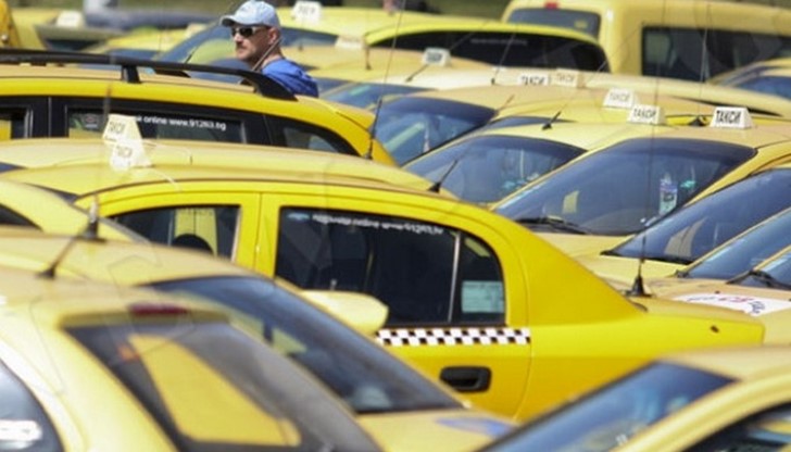 Таксиметрови шофьори от цялата страна готвят протести срещу прекалено високия патентен данък