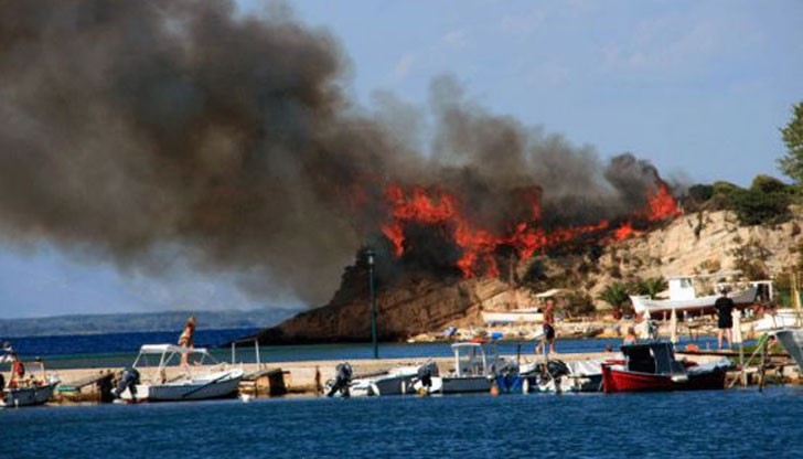Огънят на гръцкия остров вече стигна гората до Хилендарския манастир на Света Гора. Още два манастира на острова са в опасност от пламъците
