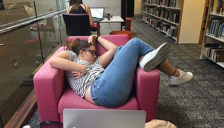 На всеки може да му се случи да заспи на публично място