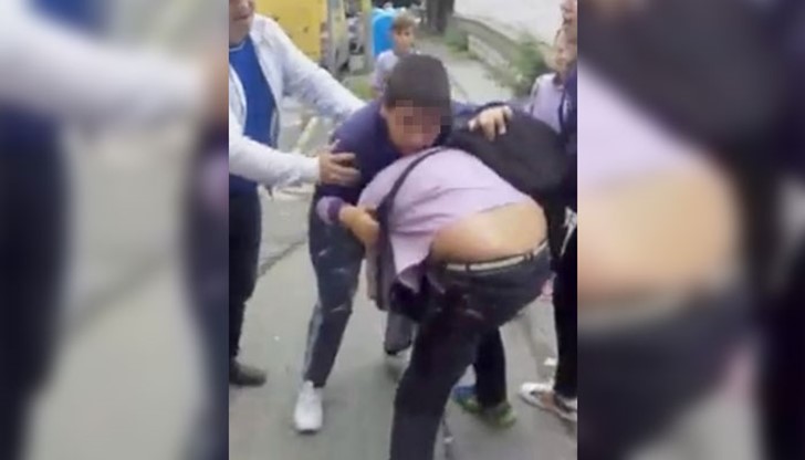 Според очевидци децата са били на възраст 12-13 години и не е ясно каква е била причината за конфликта