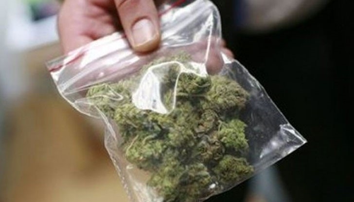 Русенски полицаи са установили 33-годишен мъж с наркотици Русенски полицаи са установили 33-годишен мъж с наркотици