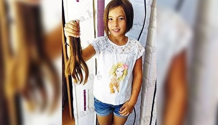 Момичето изчаква цяла година да й порасне косата, за да я дари