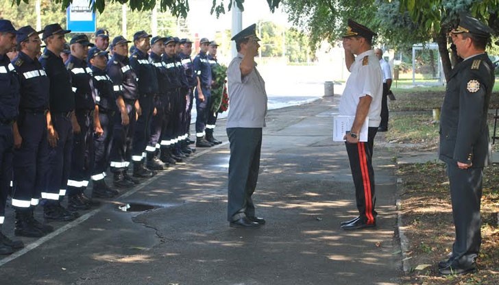 Пред паметника на бул. „Трети март”, русенски пожарникари поднесоха цветя и венци в почит на загиналите си колеги