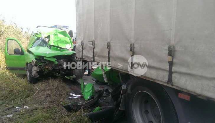 При удара "Пежо" -то чак го е преместило камиона от мястото му