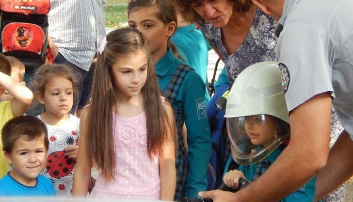 Съвременна противопожарна техника показаха днес на площад "Батенберг", като част от инициативите, посветени на "Седмицата на пожарната безопасност"