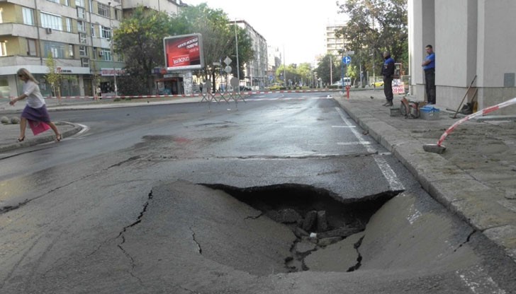 Авария на ВиК потроши платното на кръстовище в Благоевград, което е осветено на 14 септември