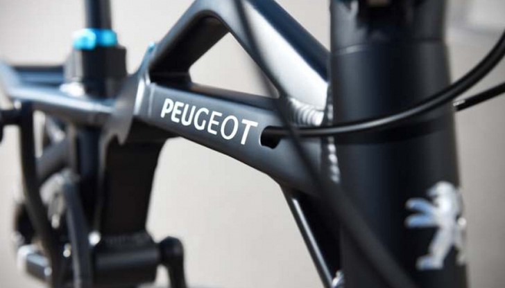 Велосипеда е снабден с литиево-йонна батерия, позволяваща автономност до 30 километра