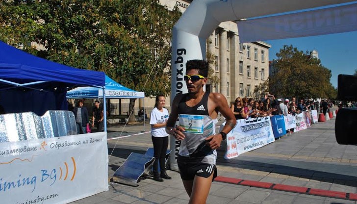 След 15-километровия пробег, чийто маршрут мина през Дунав мост, участниците финишираха в центъра на Русе