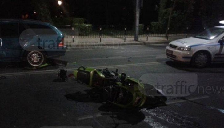 Шофьор на "Мерцедес" прави обратен завой, при който засича маториста