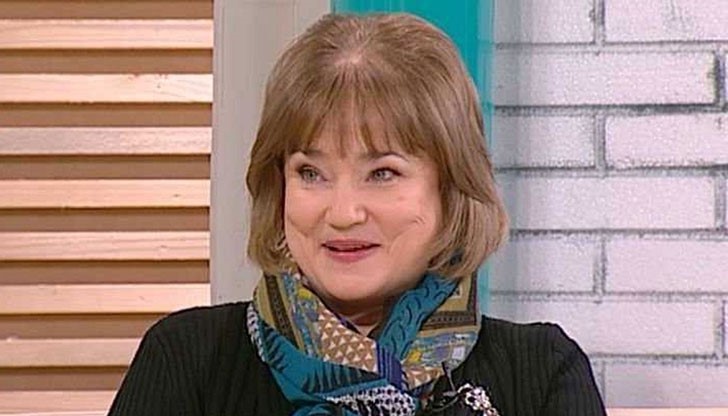 Кака Лара заема мястото й, когато е смъкната от екран, заради напредналите й години