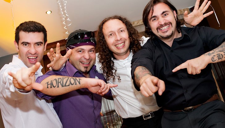 За русенци специално пристига група „Хоризонт“,  Жоро Янакиев от група „Сигнал“, както и Пресияна и Мирела