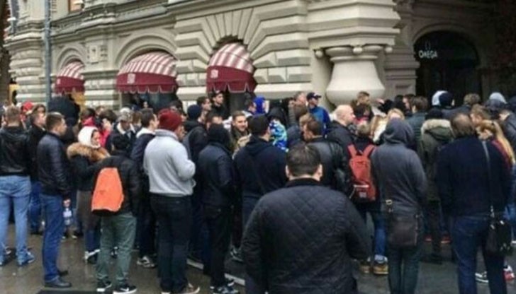 Хората се превръщат в зомбита, служещи на пластмасова вещ