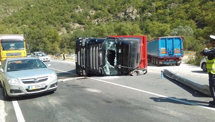 Преминаващи покрай инцидента си товарят живи прасета в колите и бягат