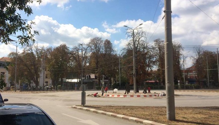 Калните реки от вчера днес се превръщат в прахоляк, който се вдига във въздуха