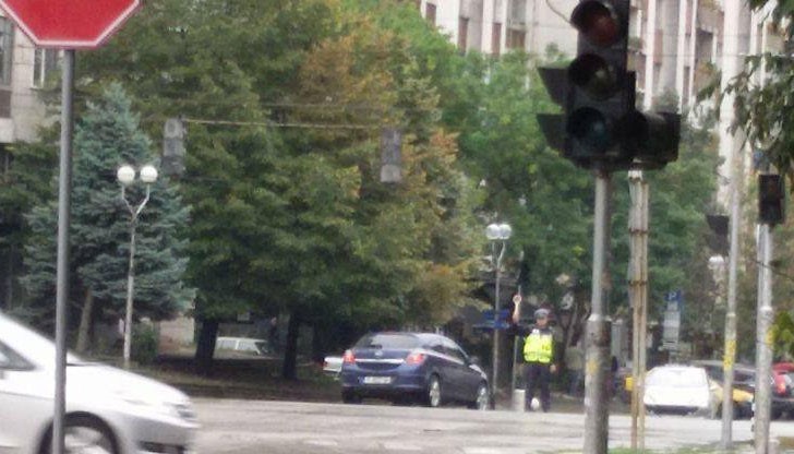 Днес, на едно от възловите кръстовища в Русе, двама регулировчици надуваха свирки