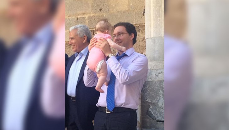 Външният министър на България въведе бебето си в политиката!