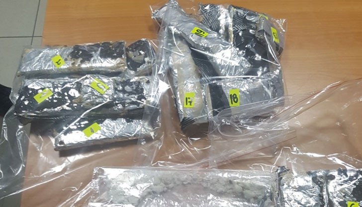 Наркотикът е открит в тонколона в багажника на автомобила