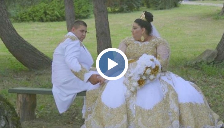 Дрехите на младоженците са обшити със злато