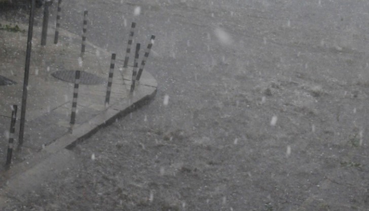 Буквално за минути покривите и улиците побеляха като от паднал сняг Буквално за минути покривите и улиците побеляха като от паднал сняг