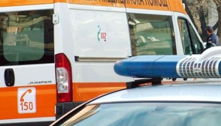 Полицаи от Първо РУ и пожарникари са изнесли мъжа от дома му, където живее сам