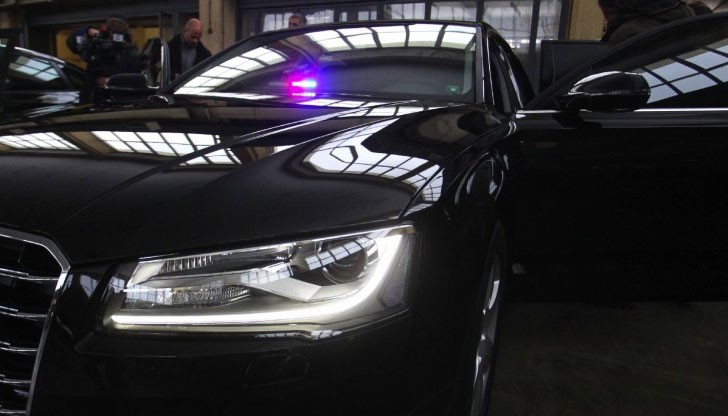 Автомобилът трябва да е дълъг повече от 5.2 м, по-широк от 1.85 м и висок над 1.45 м Автомобилът трябва да е дълъг повече от 5.2 м, по-широк от 1.85 м и висок над 1.45 м